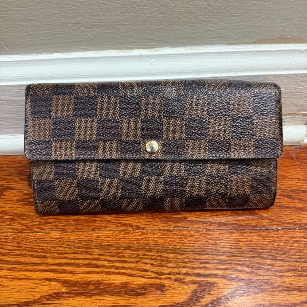 Louis Vuitton Damier Ebene Pattern Sarah Wallet